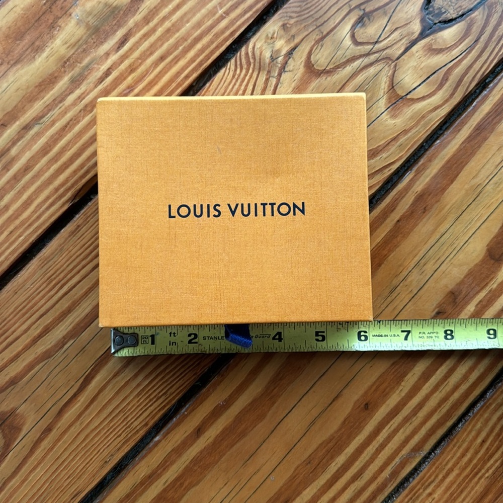Louis Vuitton • Box (EUC)